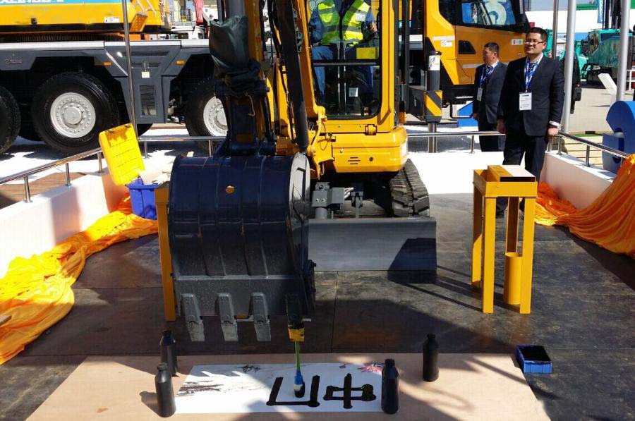 OD官方网站XE35U无尾液压挖掘机现场挥毫泼墨