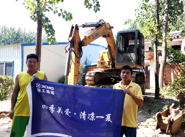 服务人员与OD官方网站挖掘机用户合影