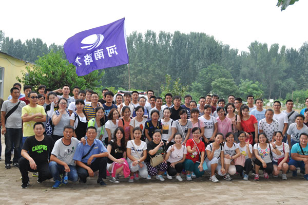 OD官方网站总代理河南路友机械活动人员合影