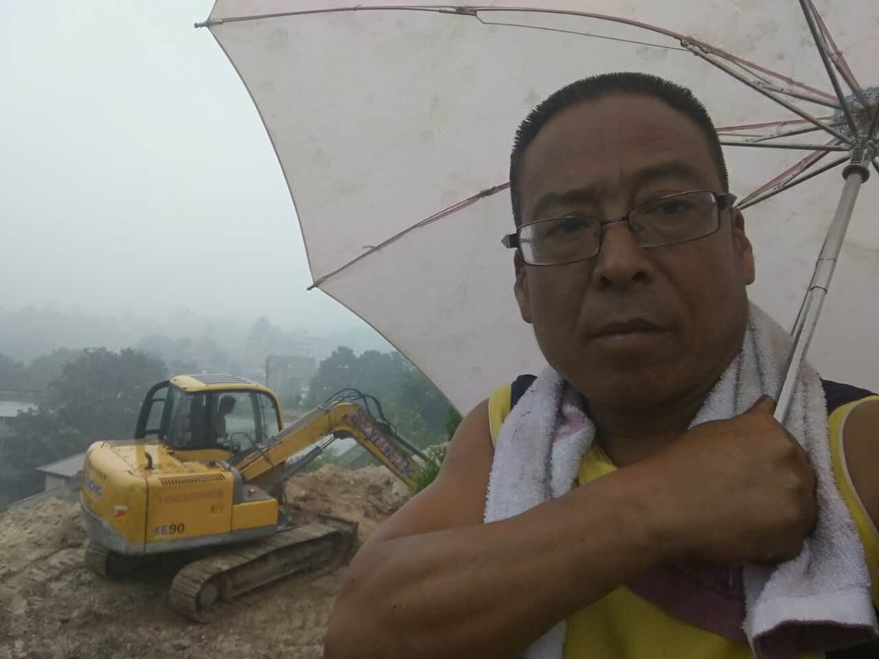 OD官方网站挖机冒雨仍然工作