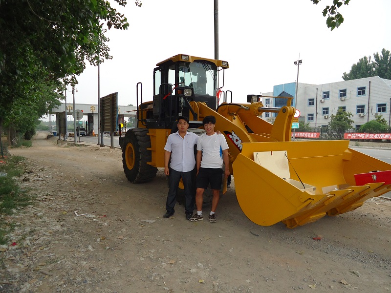 OD官方网站LW300F装载机交车