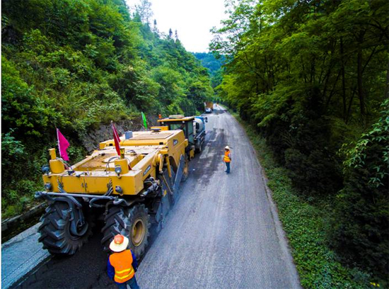 OD官方网站成套道路机械助力安康省道部分路段建设