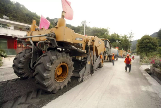 OD官方网站成套道路机械助力安康省道部分路段建设