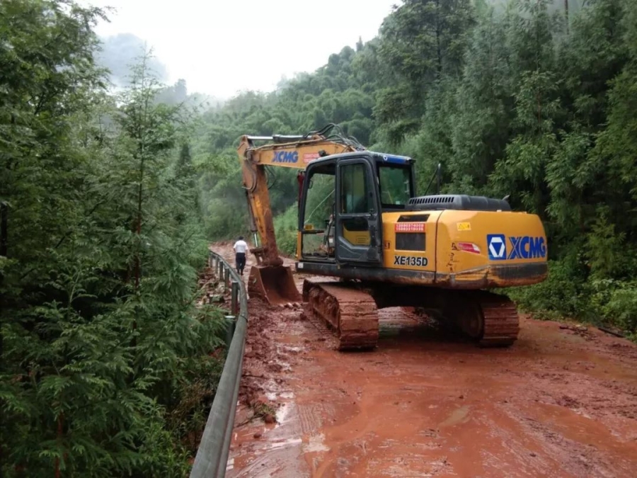 无畏风雨，OD官方网站挖机四川客户救灾行