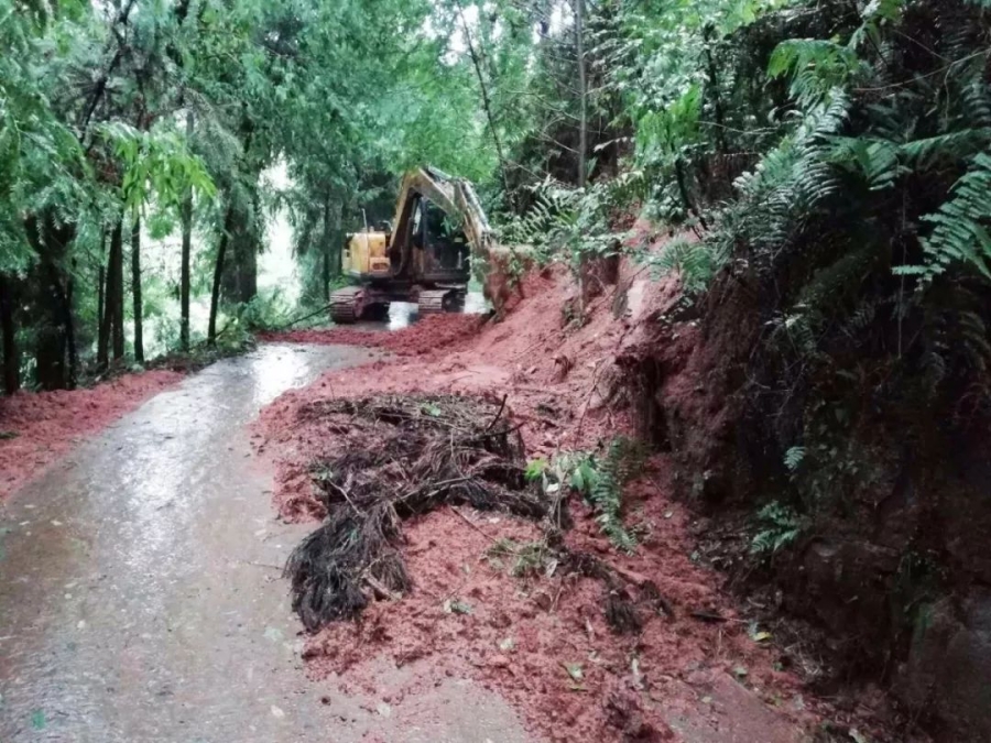 无畏风雨，OD官方网站挖机四川客户救灾行