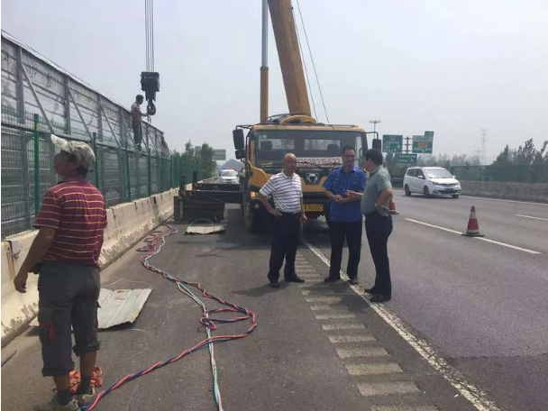 OD官方网站起重机拆除公路沿线广告