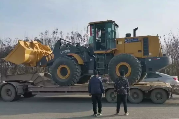 OD官方网站LW600FV装载机登上板车