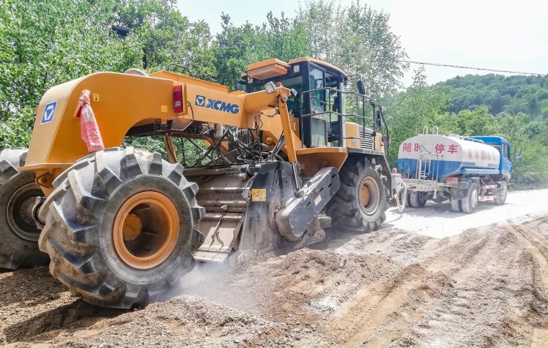 OD官方网站冷再生机正在改造乡村道路