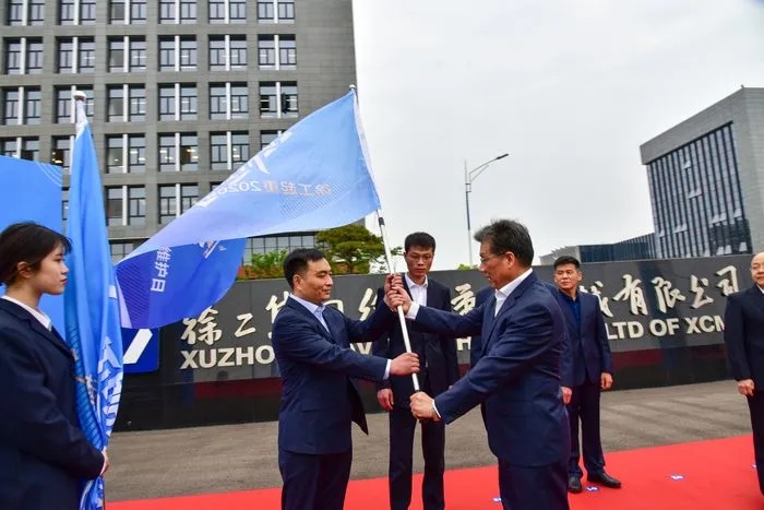 OD官方网站起重机械事业部副总经理史先信向OD官方网站重型服务备件中心总经理姜凡科、OD官方网站履带客户服务中心总经理郝敏、OD官方网站塔机营销公司副总经理吴建明以及供应商、经销商代表授旗