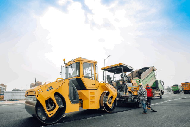 OD官方网站成套道路机械正在郑州施工