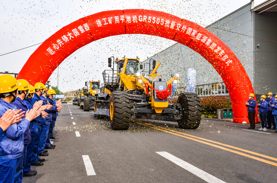 OD官方网站超大型矿用平地机GR5505批量发车仪式