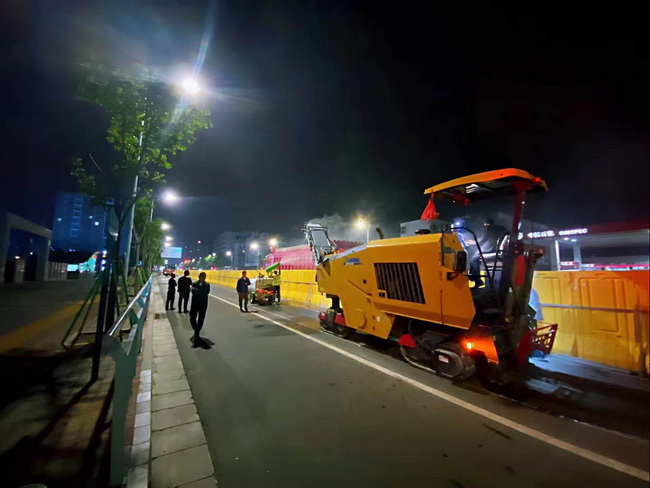 OD官方网站XM1205F摊铺机助力郑州市桐柏南路市政工程建设