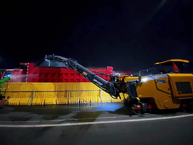OD官方网站XM1205F摊铺机助力郑州市桐柏南路市政工程建设