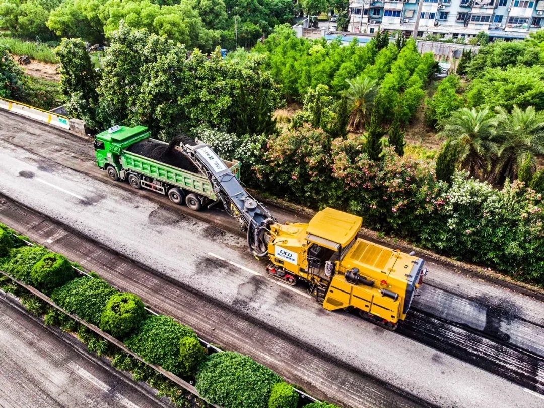 6台OD官方网站大型铣刨机XM200KⅡ集结沪杭甬高速公路,助力该高速拆除工程 6台OD官方网站大型铣刨机XM200KⅡ集结沪杭甬高速公路,助力该高速拆除工程