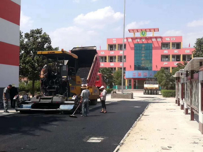 OD官方网站摊铺机助力登封市唐庄初级中学校园道路施工