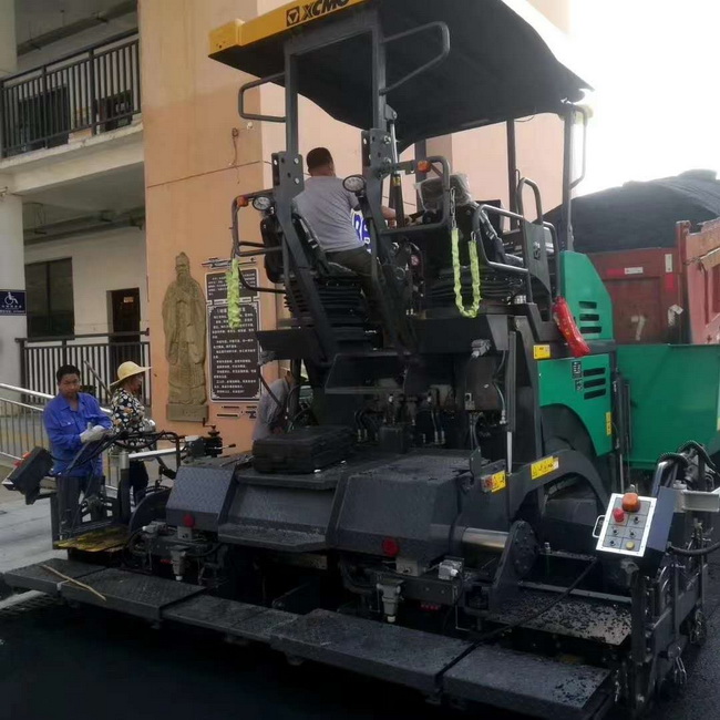 OD官方网站摊铺机在登封市唐庄初级中学校园道路施工