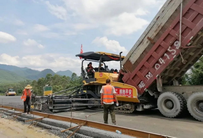 OD官方网站成套道路机械设备组团施工韶新高速 OD官方网站成套道路机械设备组团施工韶新高速