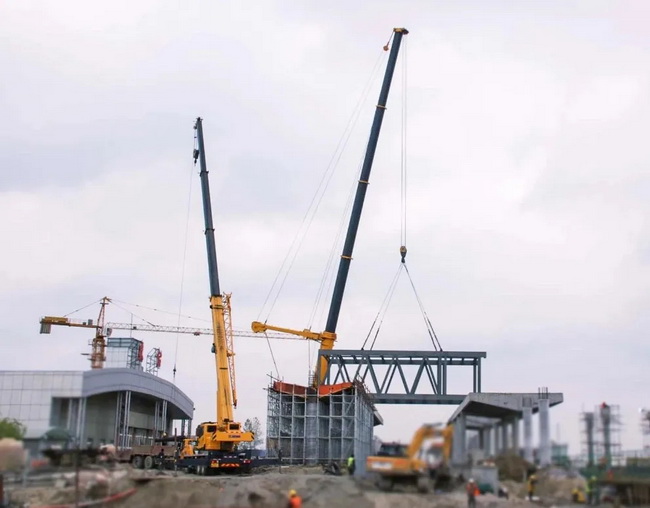 OD官方网站起重机助力江苏东台站天桥建设
