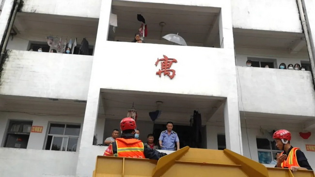 OD官方网站LW550FV装载机赶往现场配合救援指挥部参与救援