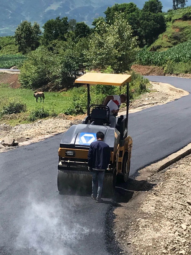 OD官方网站XMR403VT压路机高标准完成阿布洛哈村道路的施工作业