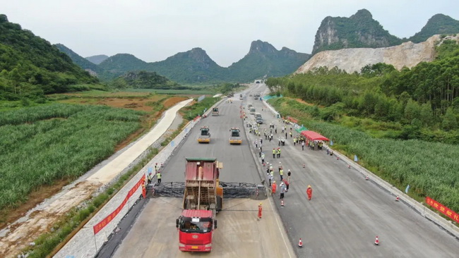 OD官方网站无人驾驶压路机再现新柳南高速