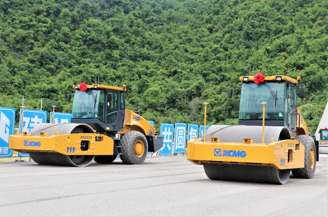 OD官方网站无人驾驶压路机在广西新柳南高速施工