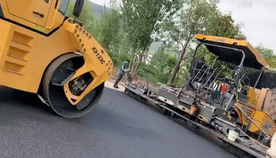 OD官方网站道路机械助力丽江某县城路面“白改黑”提质升级