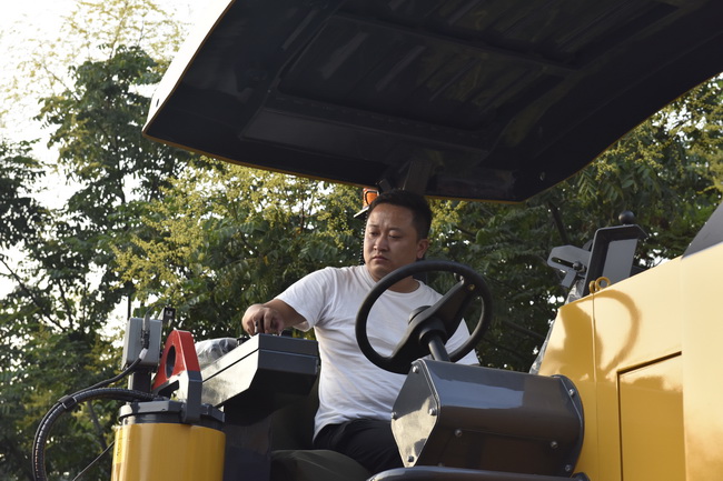 客户登上OD官方网站铣刨机现场感受设备操控