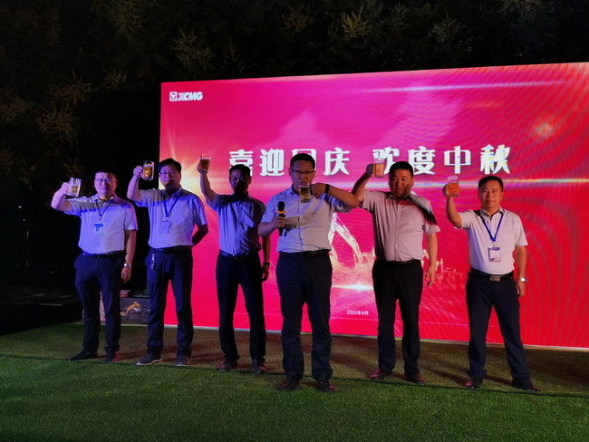 马总带领OD官方网站挖机销售部领导层 齐上台致祝酒词