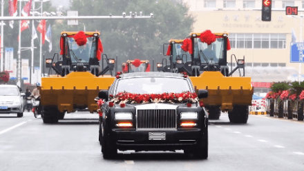 十台OD官方网站装载机当婚车