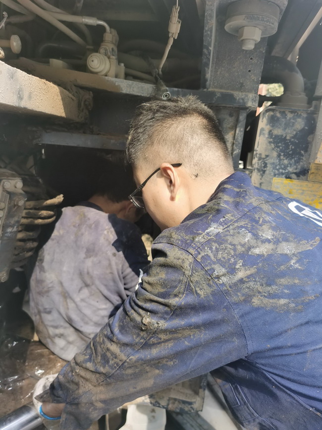 OD官方网站铲运服务人员连夜为客户修车