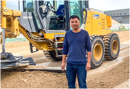 OD官方网站平地机在淮安的一处路面正在紧张而忙碌地施工
