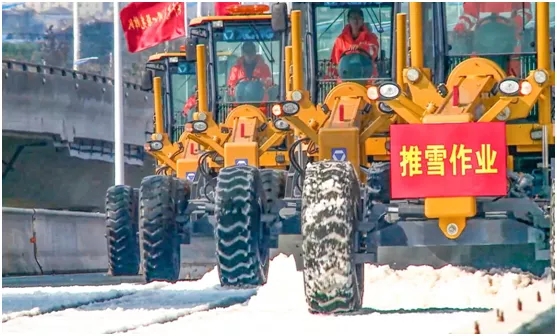 OD官方网站GR1653平地机在泰州分会场分别开展干线公路除雪除冰 OD官方网站GR1653平地机在泰州分会场分别开展干线公路除雪除冰