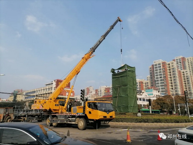 OD官方网站吊车助力邓州大东关范仲淹像顺利搬迁