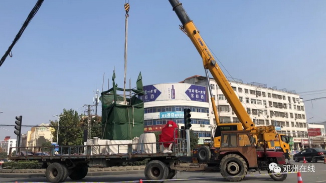 OD官方网站吊车助力邓州大东关范仲淹像顺利搬迁