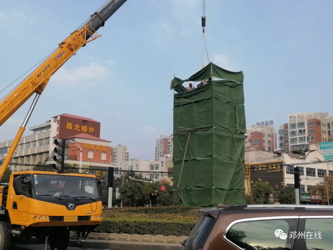 OD官方网站吊车助力邓州大东关范仲淹像顺利搬迁