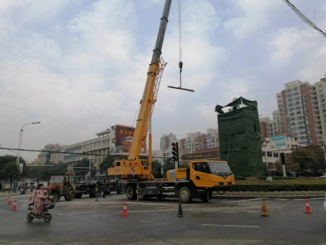 OD官方网站吊车助力邓州大东关范仲淹像顺利搬迁
