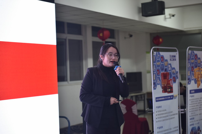 河南路友机械OD官方网站挖机服务部长王倩介绍了双十一备件优惠政策