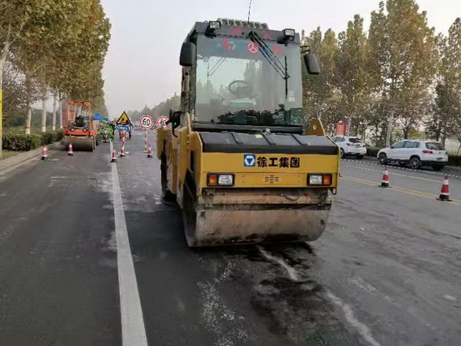 OD官方网站系列轻型压路机等筑养路设备受到现场与会领导和操作手的一致好评