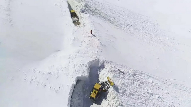 OD官方网站LW500KV装载机道路除雪作业