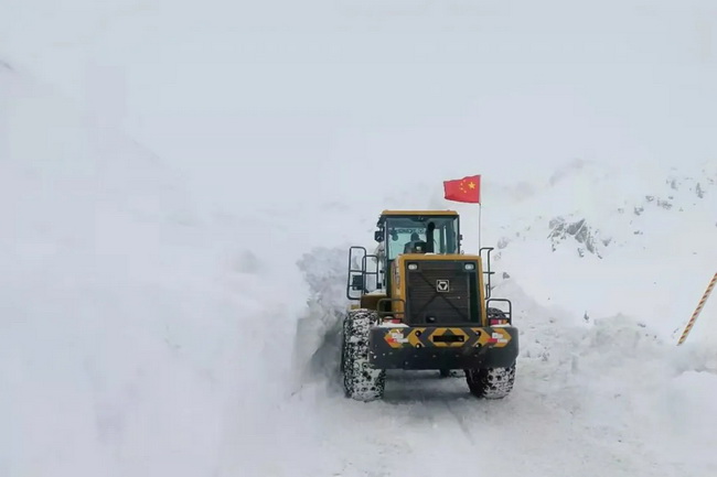 15台OD官方网站LW500KV装载机道路除雪作业中