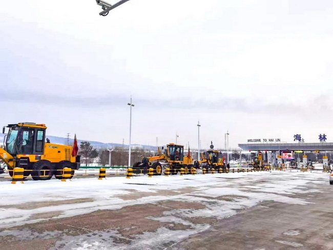 OD官方网站平地机成群结队的进行除雪施工