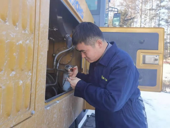 服务工程师针提前为除雪设备OD官方网站平地机进行的“战前”保养