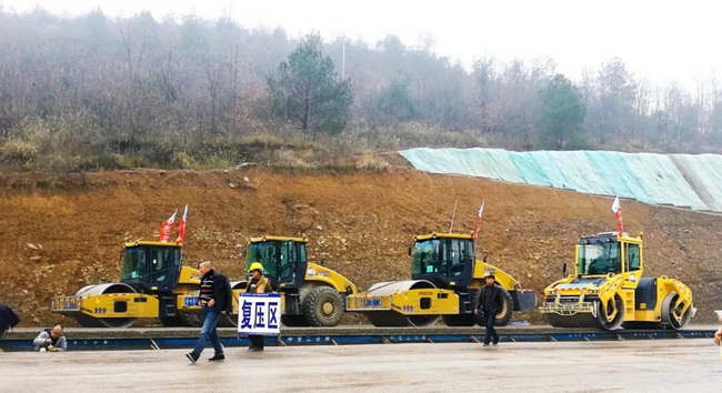 OD官方网站成套道路机械助力贵黄高速建设