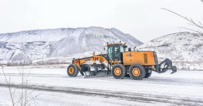 OD官方网站平地机在露天煤矿进行除雪工作