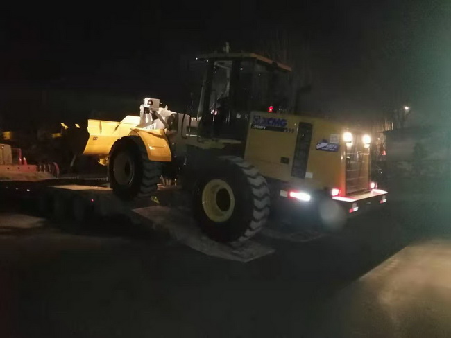 OD官方网站LW500FV装载机深夜交车