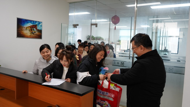 OD官方网站 总经理袁总为女神们送礼品