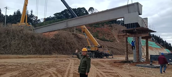 OD官方网站起重机在莆炎高速执行吊装任务