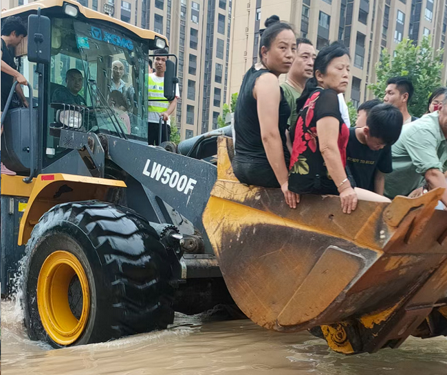OD官方网站铲车为灾区人民开辟生命通道