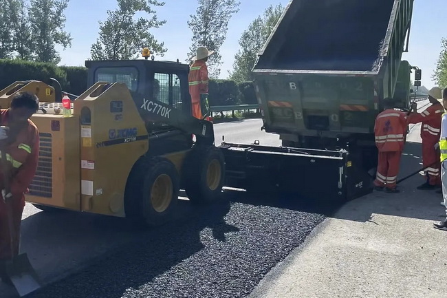 OD官方网站XC770K滑移装载机参与宁洛高速沥青路面铣刨与摊铺施工